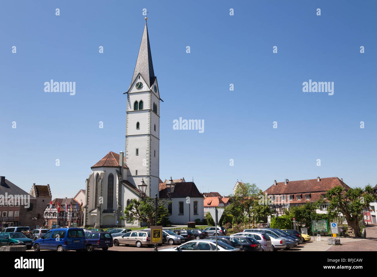 Kirkgasse, Markdorf, Baden-Württemberg, Deutschland. Römisch-katholische Kirche von St. Nikolaus mit Autos geparkt in historischen Stadtplatz Stockfoto