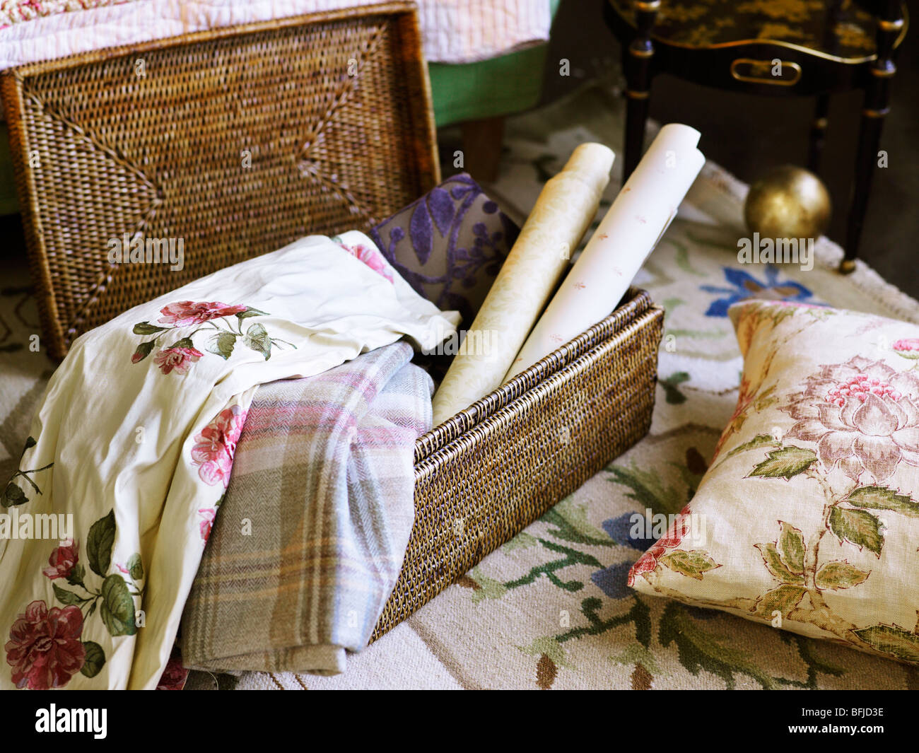 Textilien und Tapeten in einer Box, Schweden. Stockfoto