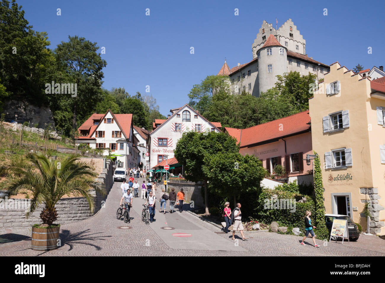 Touristen auf gepflasterten Straße bis zur Oberstadt Oberstadt und
