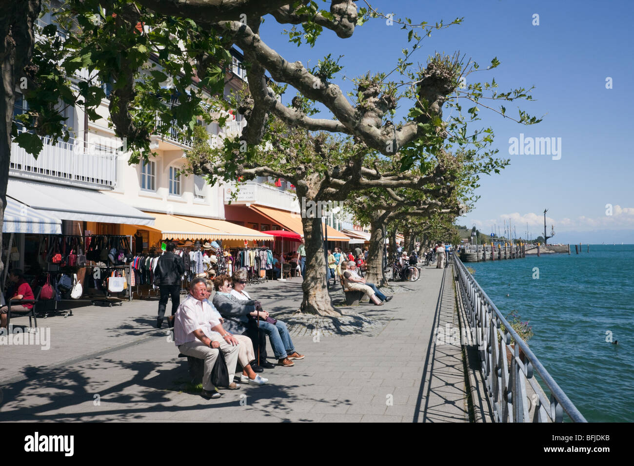 Meersburg Altstadt, Baden Württemberg, Deutschland. Touristen-Geschäfte und Cafés an der Uferpromenade am Bodensee (Bodensee) Stockfoto