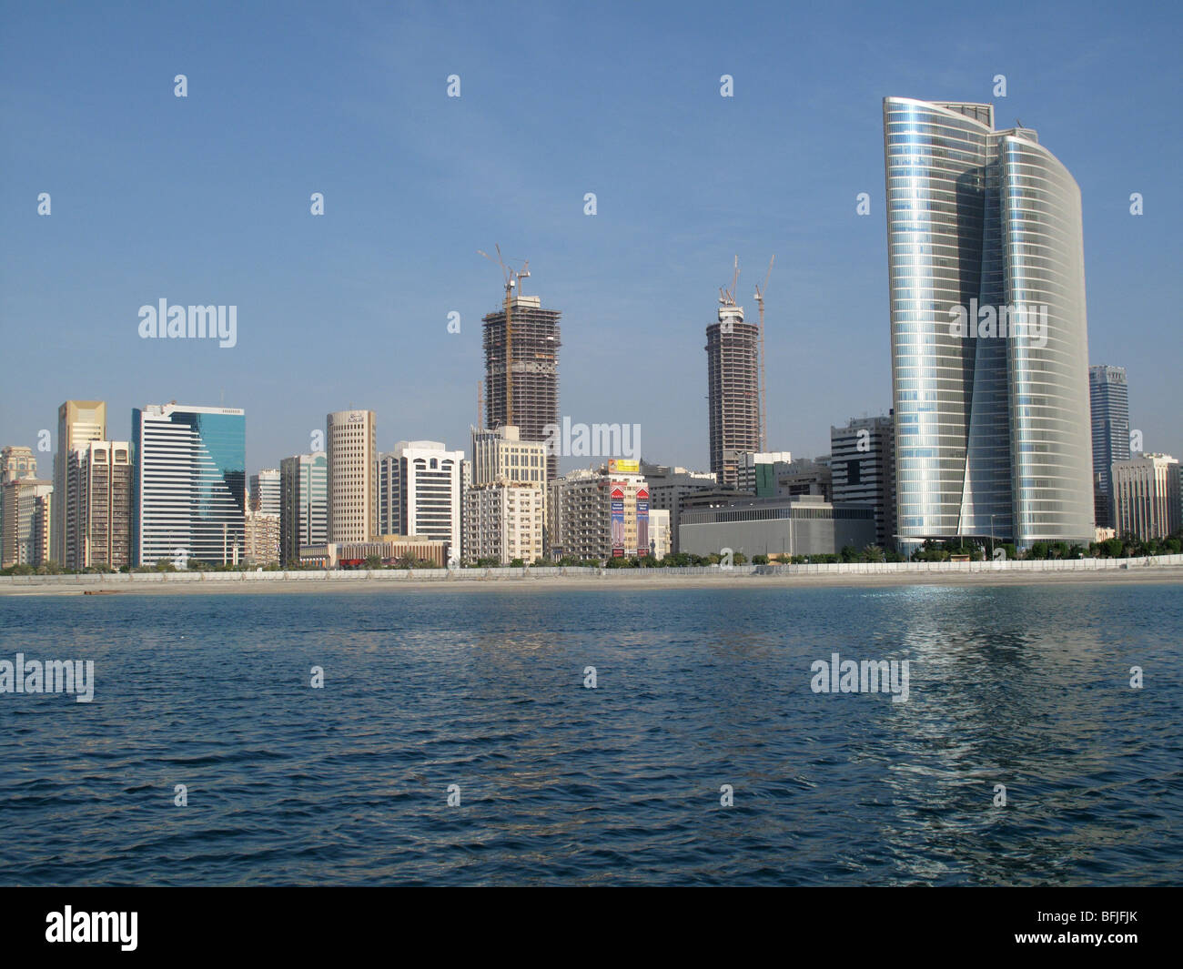 Moderne Hochhäuser auf der Strandpromenade Corniche, Abu Dhabi, Vereinigte Arabische Emirate Stockfoto