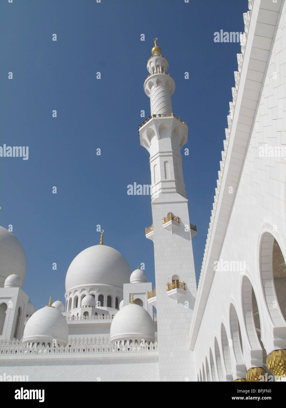 Minarett, Kuppel und Gehweg an der Sheikh Zayed Bin Sultan Al Nahyan Mosque, Abu Dhabi Stockfoto