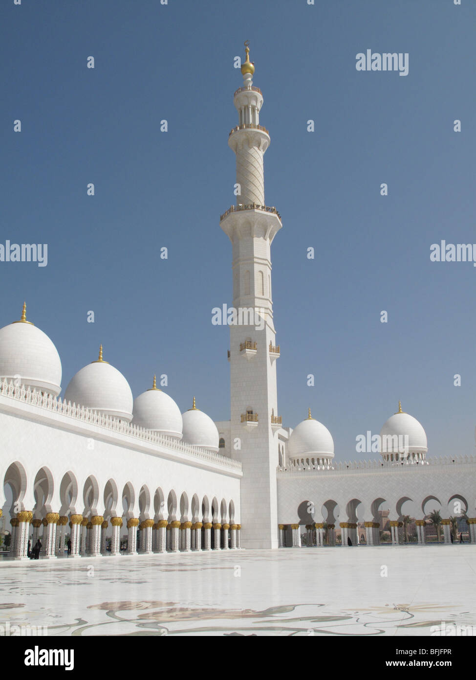 Minarett, Kuppel und Gehweg an der Sheikh Zayed Bin Sultan Al Nahyan Mosque, Abu Dhabi Stockfoto