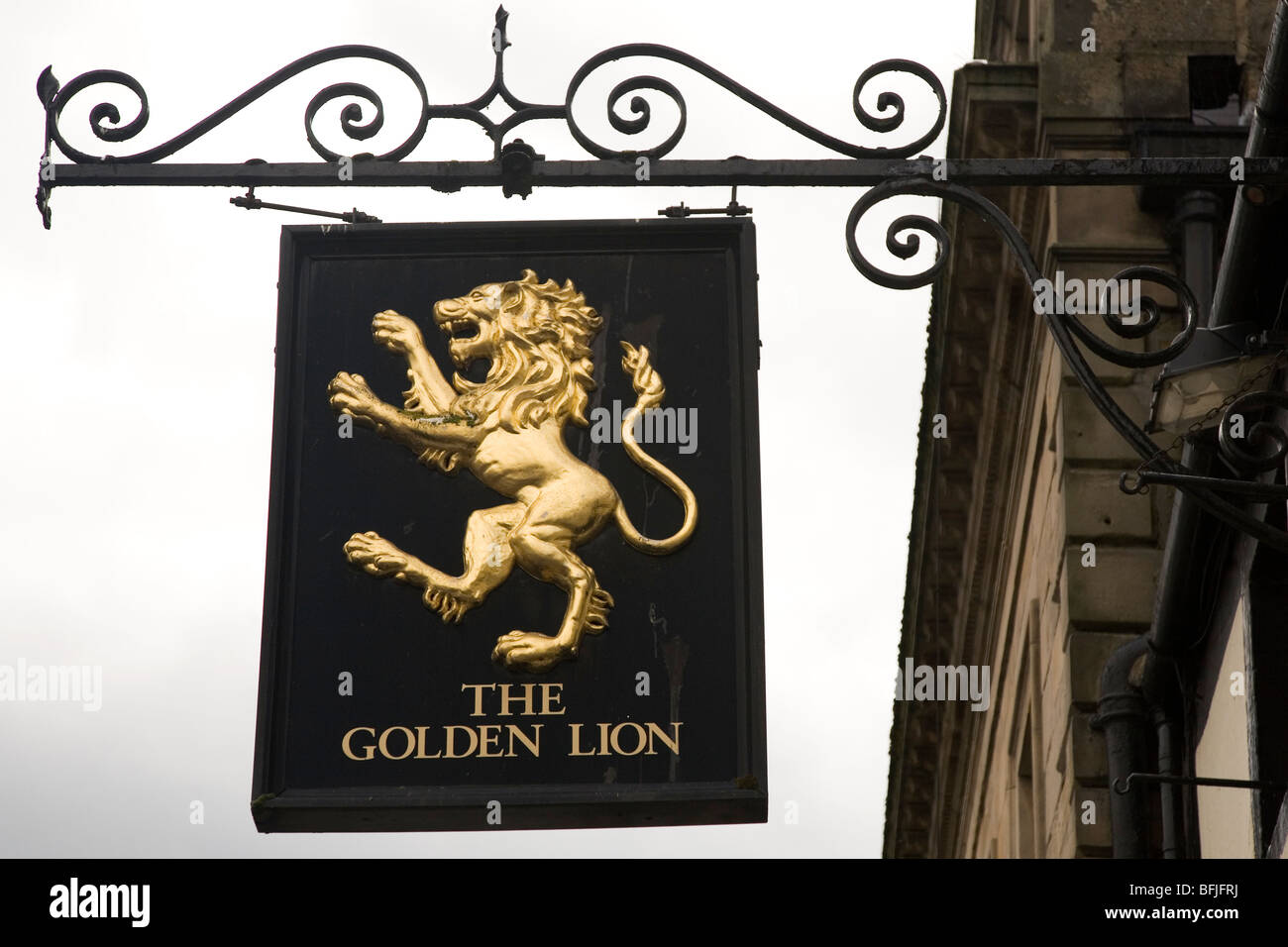 Eine traditionelle britische Pub-Zeichen. Viele Pubs nennt man den goldenen Löwen im Vereinigten Königreich. Stockfoto