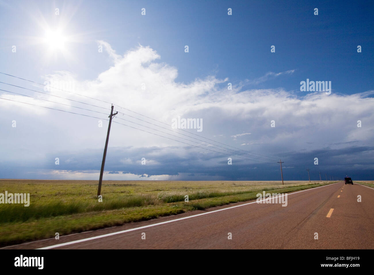 Eine Autobahn mit Wolken am Horizont im westlichen Kansas, USA, 2009. Stockfoto