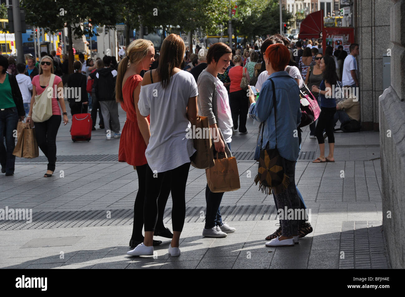 Junge Frauen Dublin Chat in O Connell Street Stockfoto