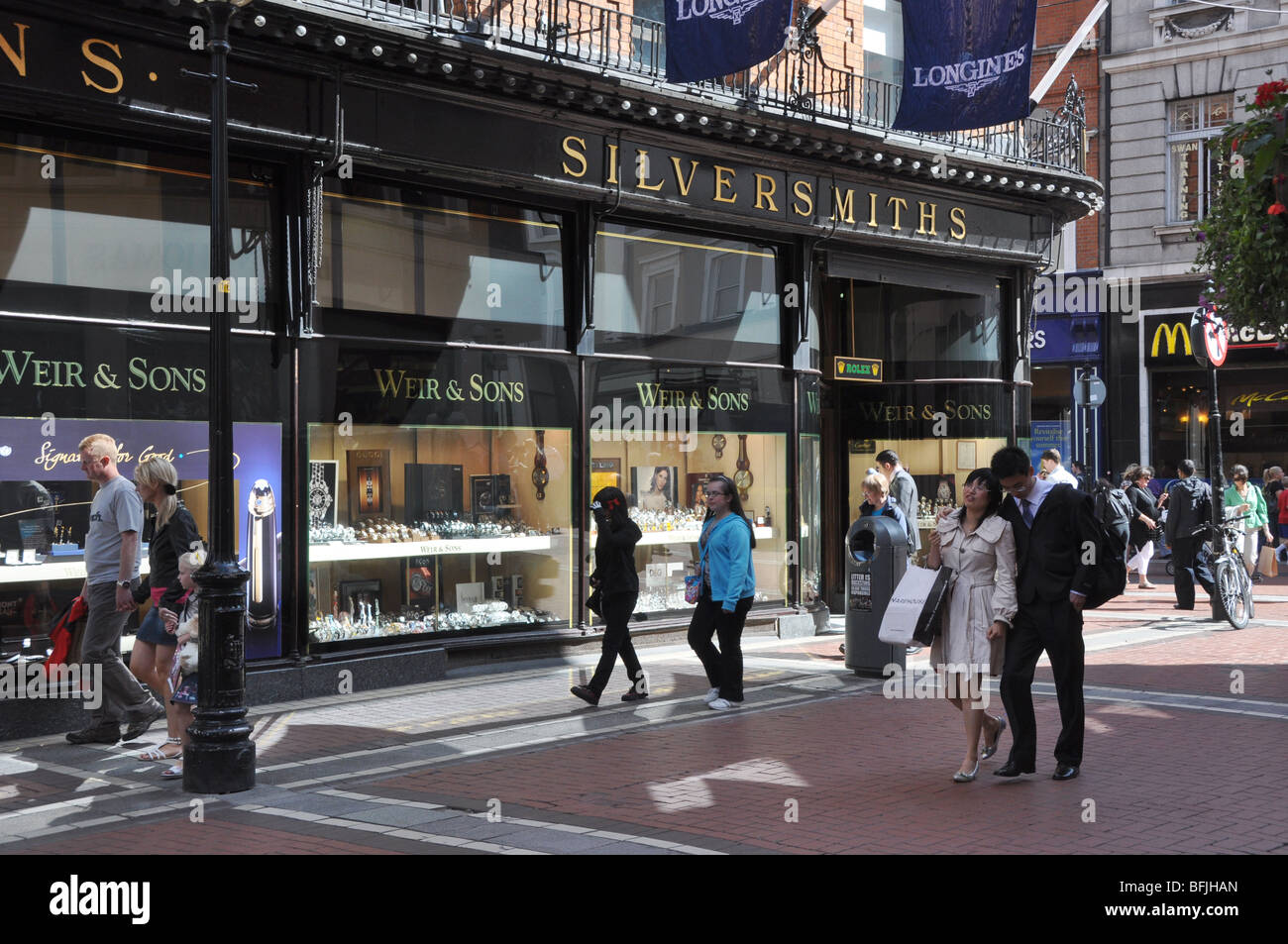 Straßenszene in Wehr & Sohn Jewelliers Grafton St Dublin Irland Stockfoto