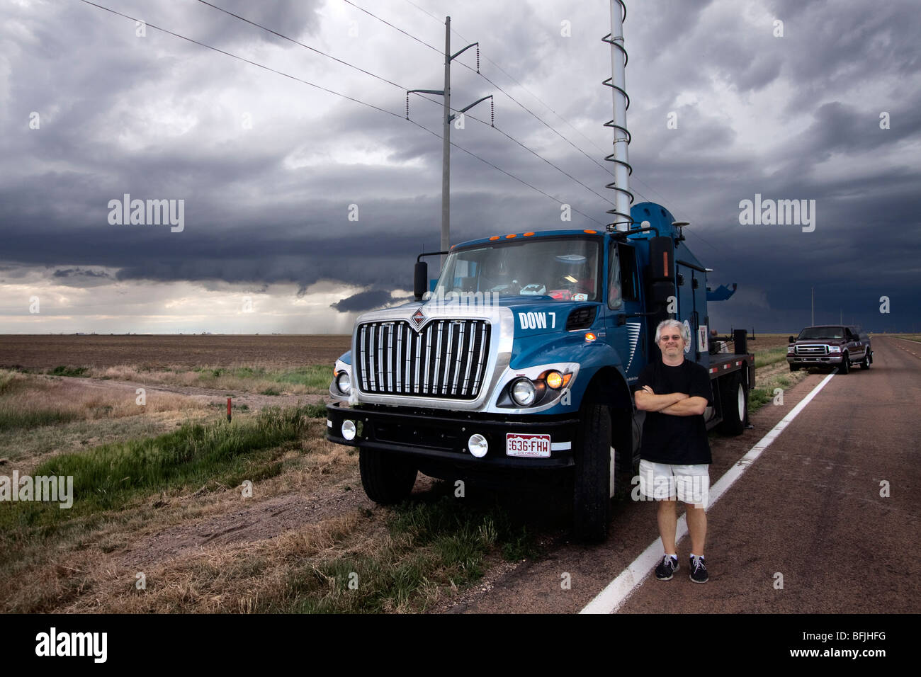 Arzt Josh Wurman des Zentrums für schwere Wetter Forschung steht vor DOW 7, eines seiner Doppler auf Rädern LKW. Stockfoto