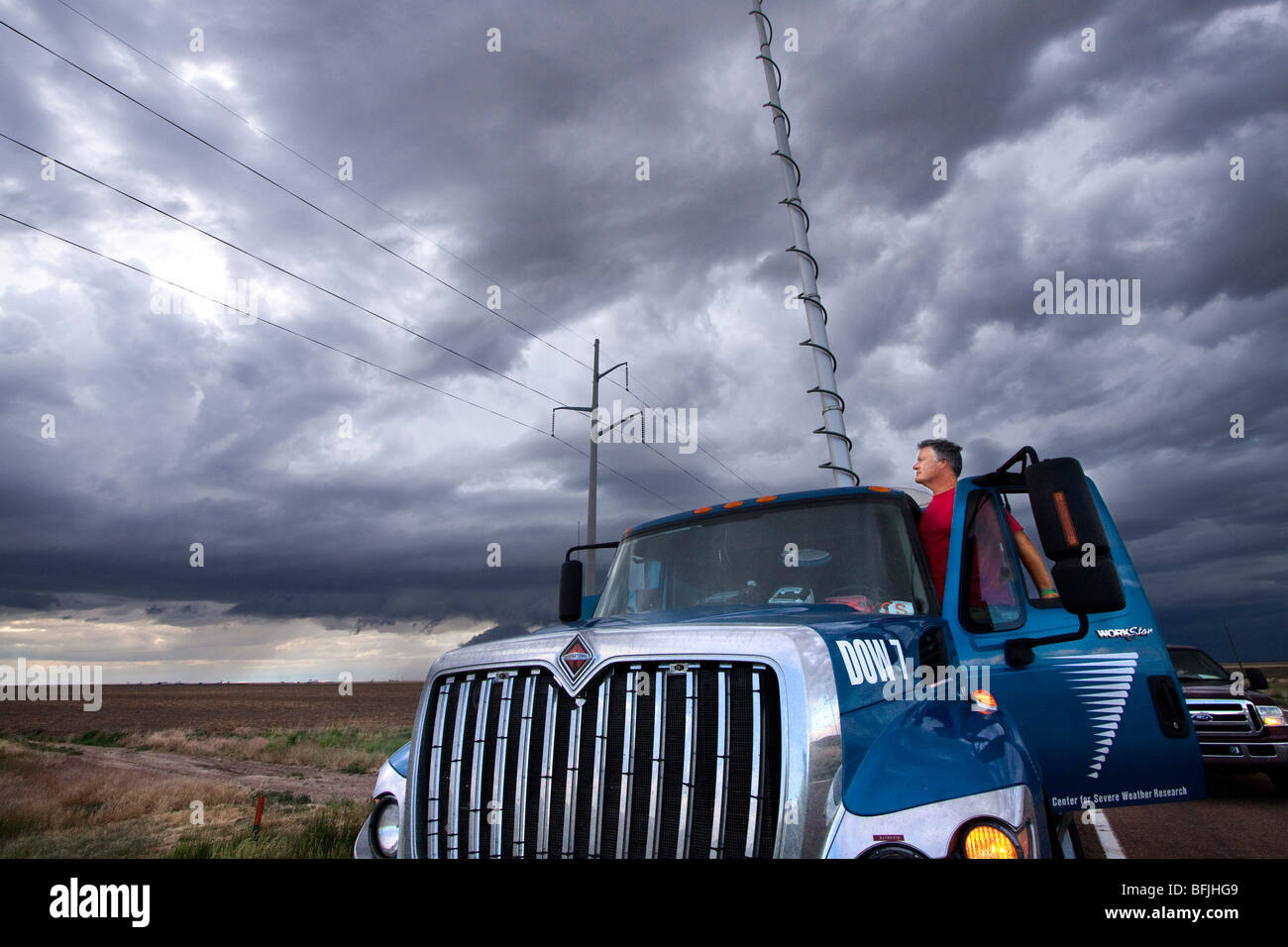 Storm Chaser Herb Stein des Zentrums für schwere Wetter Forschung steht vor DOW 7, ein Doppler auf Rädern LKW. Stockfoto