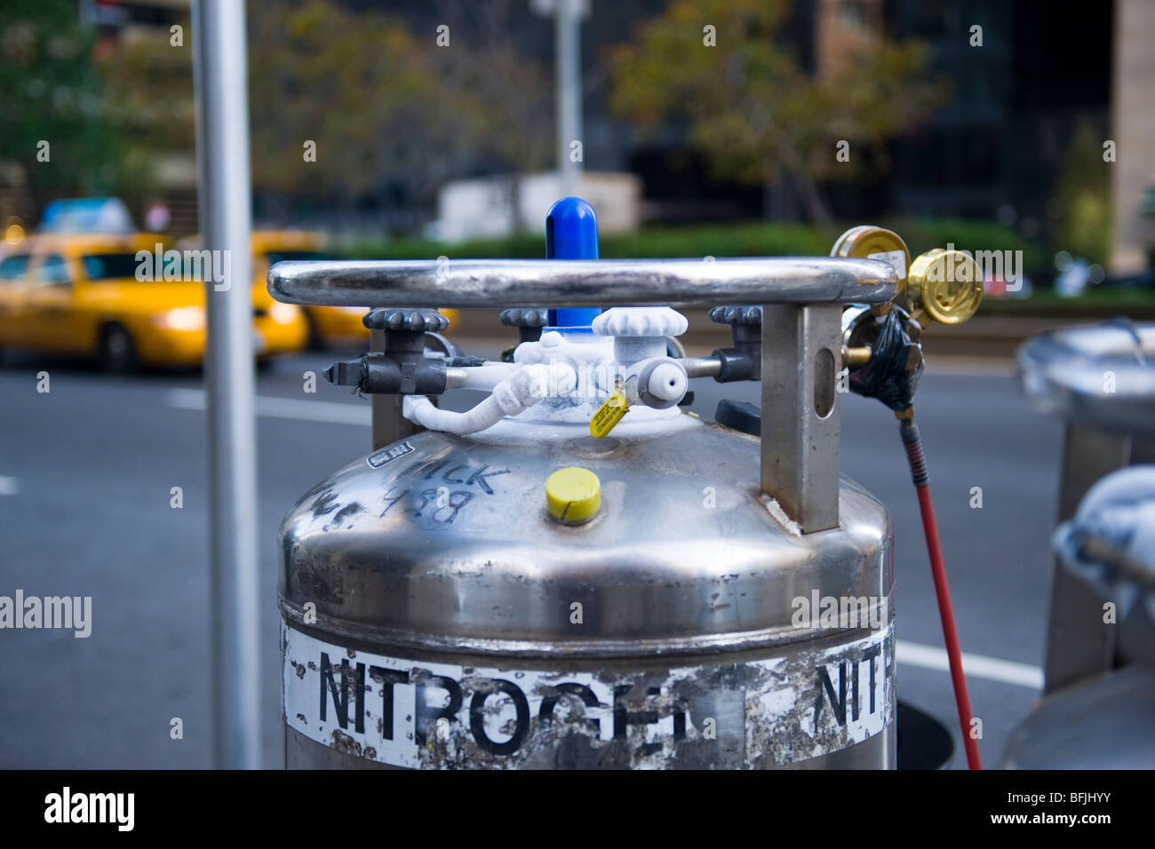 New York City, The Big Apple, flüssigem Stickstoff-Tank auf Asphalt mit eisige Luft über Rohre & Ventile - Gesundheitsschutz & US style Stockfoto