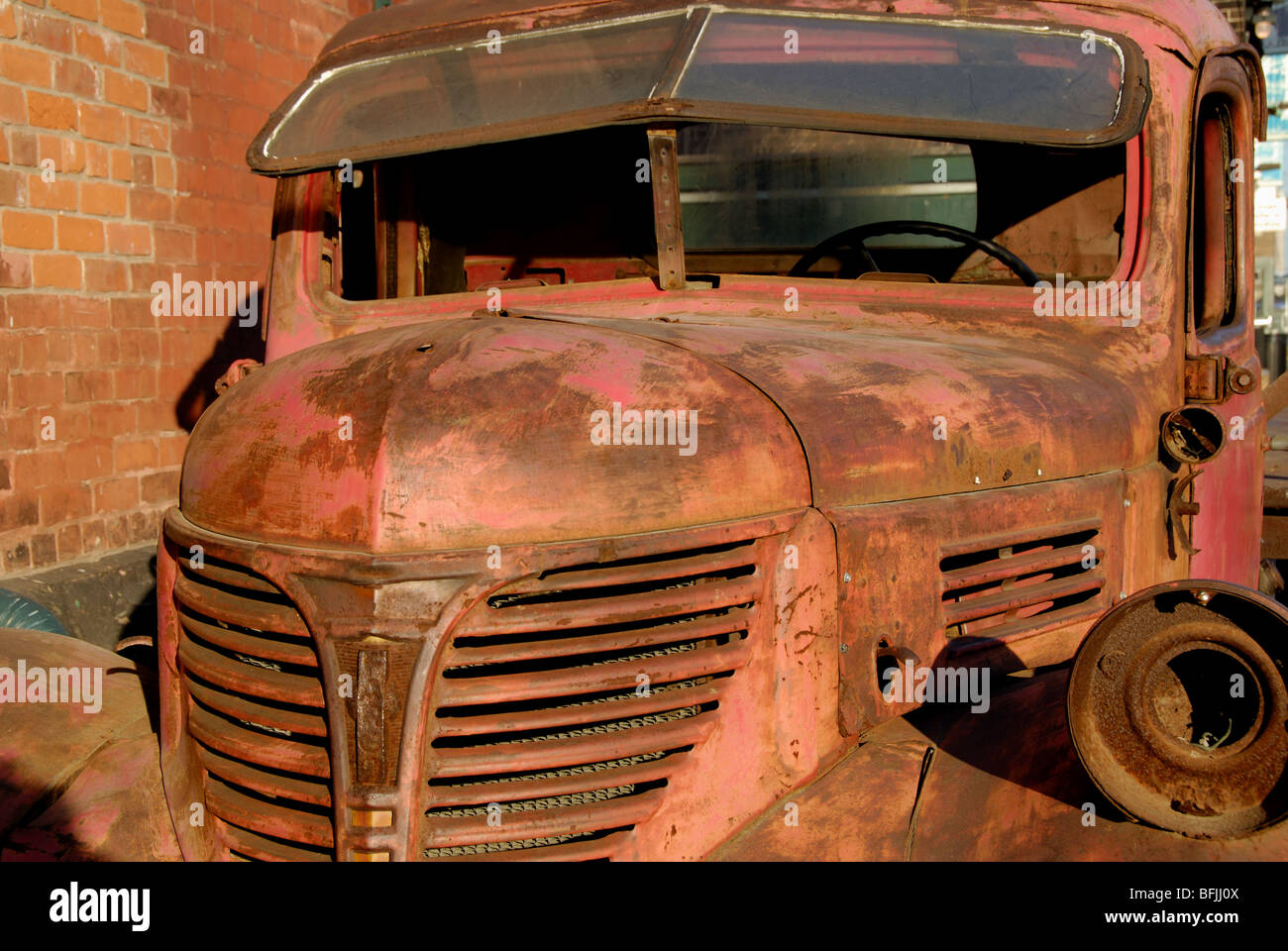 Ein altes verrostet und roter 1947 Fargo Pickup aufgegeben Stockfoto
