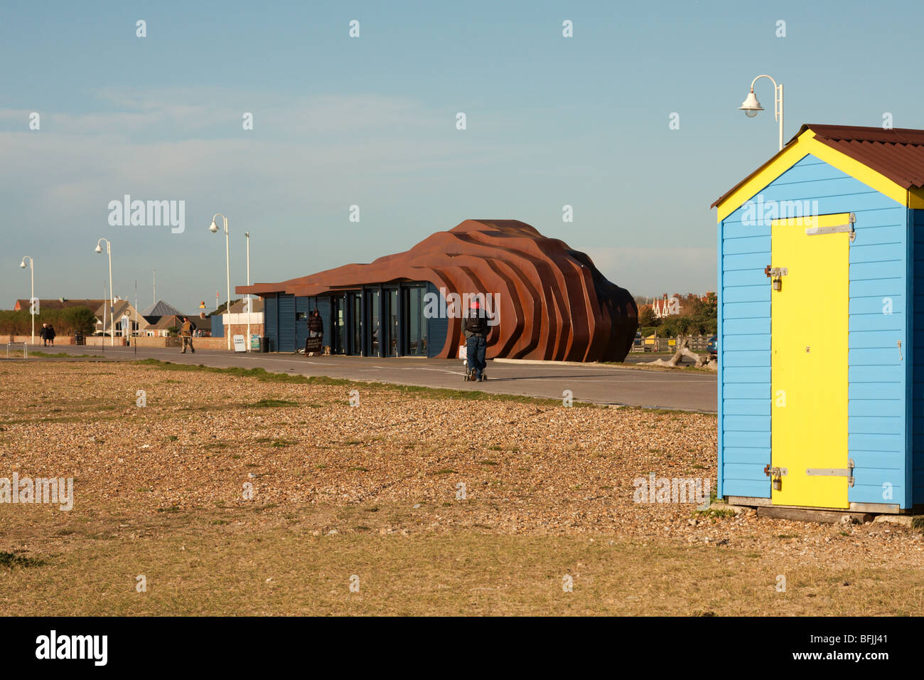 Ein Meer Café innerhalb einer Skulptur in Littlehampton an der Südküste. Stockfoto