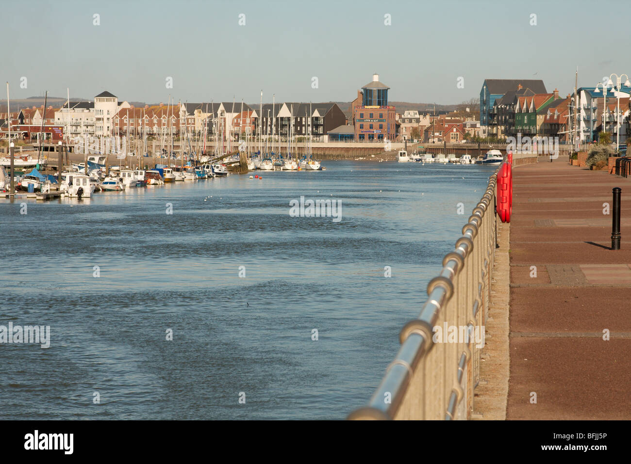 Blick entlang des Hafens Wand in Littlehampton zeigt die Marina und das Aussehen und Meer. Stockfoto