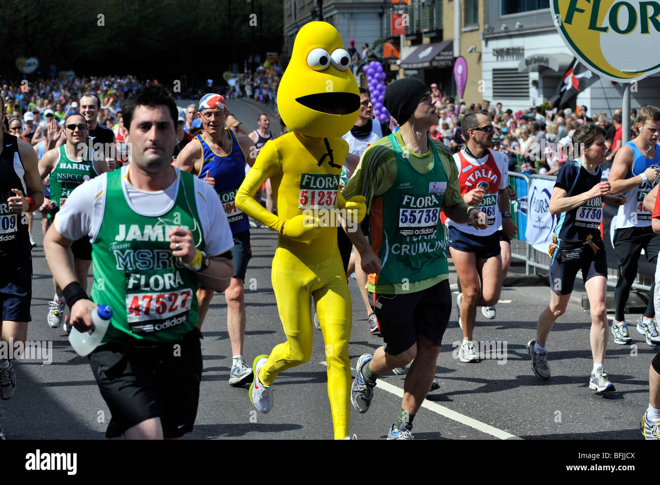 Masse der Läufer tun London-Marathon 2009 Stockfoto