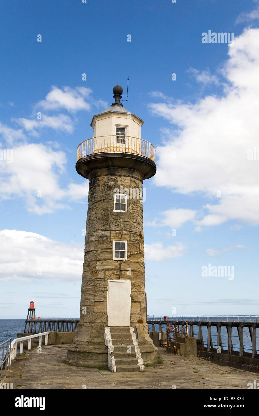 Whitby East Pier (Mole) Licht in North Yorkshire, England. 1855 wurde die 55 ft hohen Leuchtturm errichtet. Stockfoto