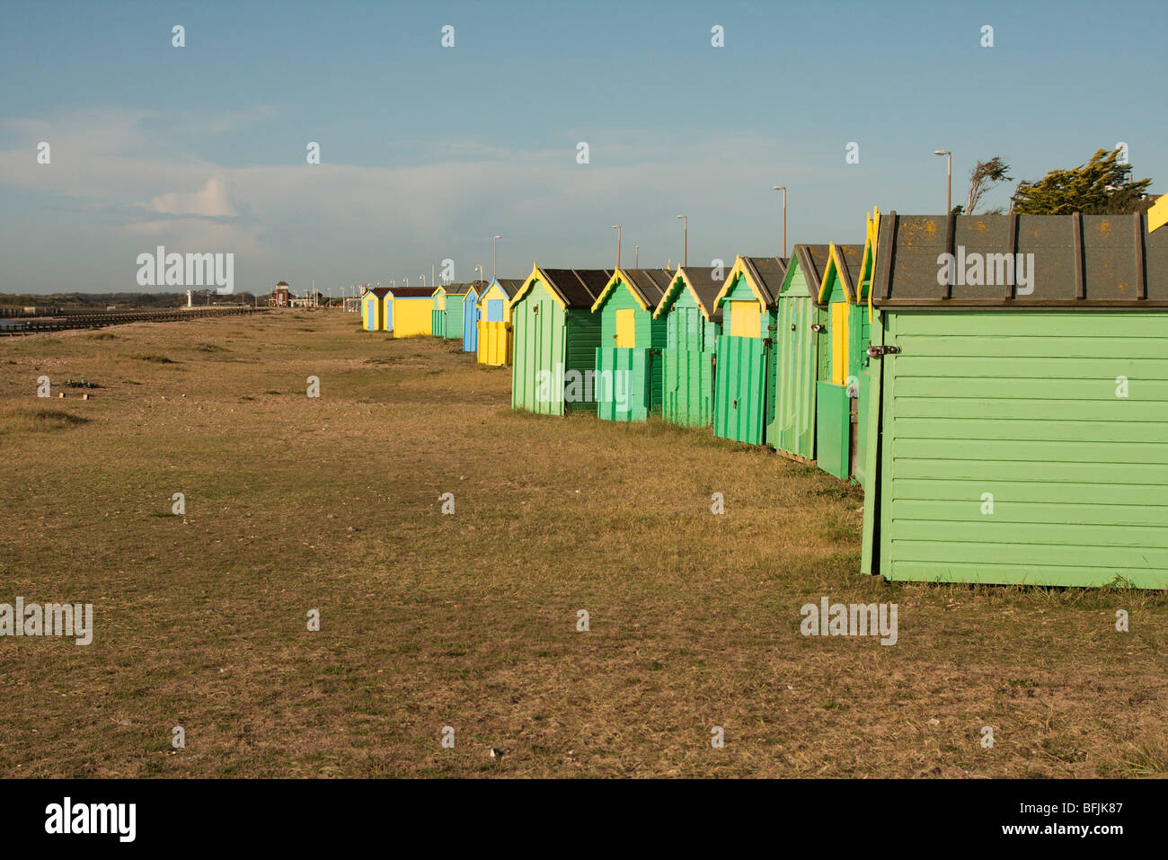 Strandhütten an der Strandpromenade in Littlehampton in leuchtenden Farben. Stockfoto