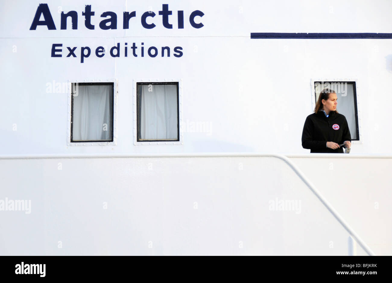 Eine weibliche Touristen stehen auf dem Deck des Schiffes Antarktis-Expedition der MV Ushuaia Stockfoto