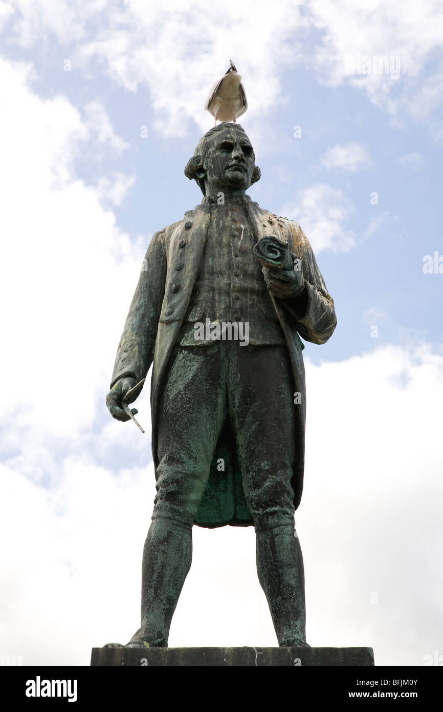 Eine Möwe sitzt auf die Statue von Captain James Cook (1728-1779) in Whitby in North Yorkshire, England. Stockfoto