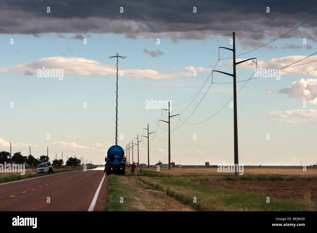 Ein Doppler auf Rädern LKW parkt am Wegesrand im westlichen Kansas, USA, 10. Juni 2009. Stockfoto