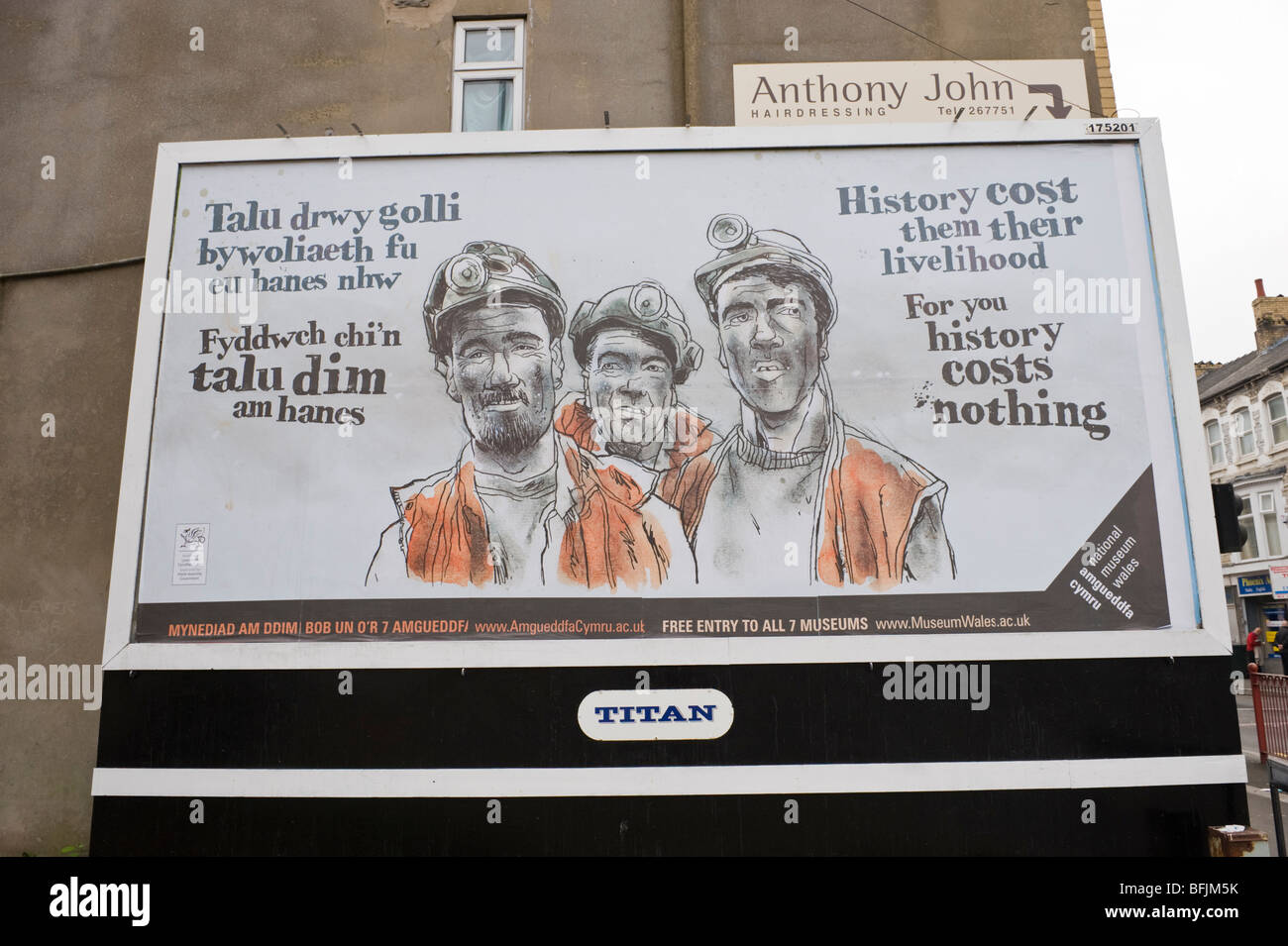 Titan zweisprachig Englisch Walisisch Plakatwand zeigt Bergleute Werbung freier Eintritt ins National Museum of Wales Websites Stockfoto Titan zweisprachig Englisch Walisisch Plakatwand zeigt Bergleute Werbung freier Eintritt ins National Museum of Wales Websites Stockfoto