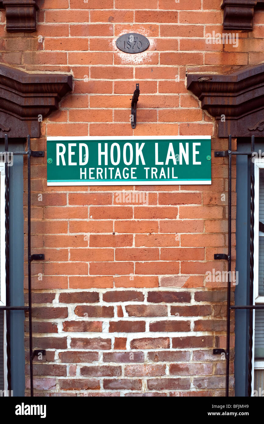 Detail Ansicht historischen roten Backstein Hausfassade aus 1870 mit neuen Zeichen, die Identifizierung von Red Hook Lane Heritage Trail in Brooklyn New York Stockfoto