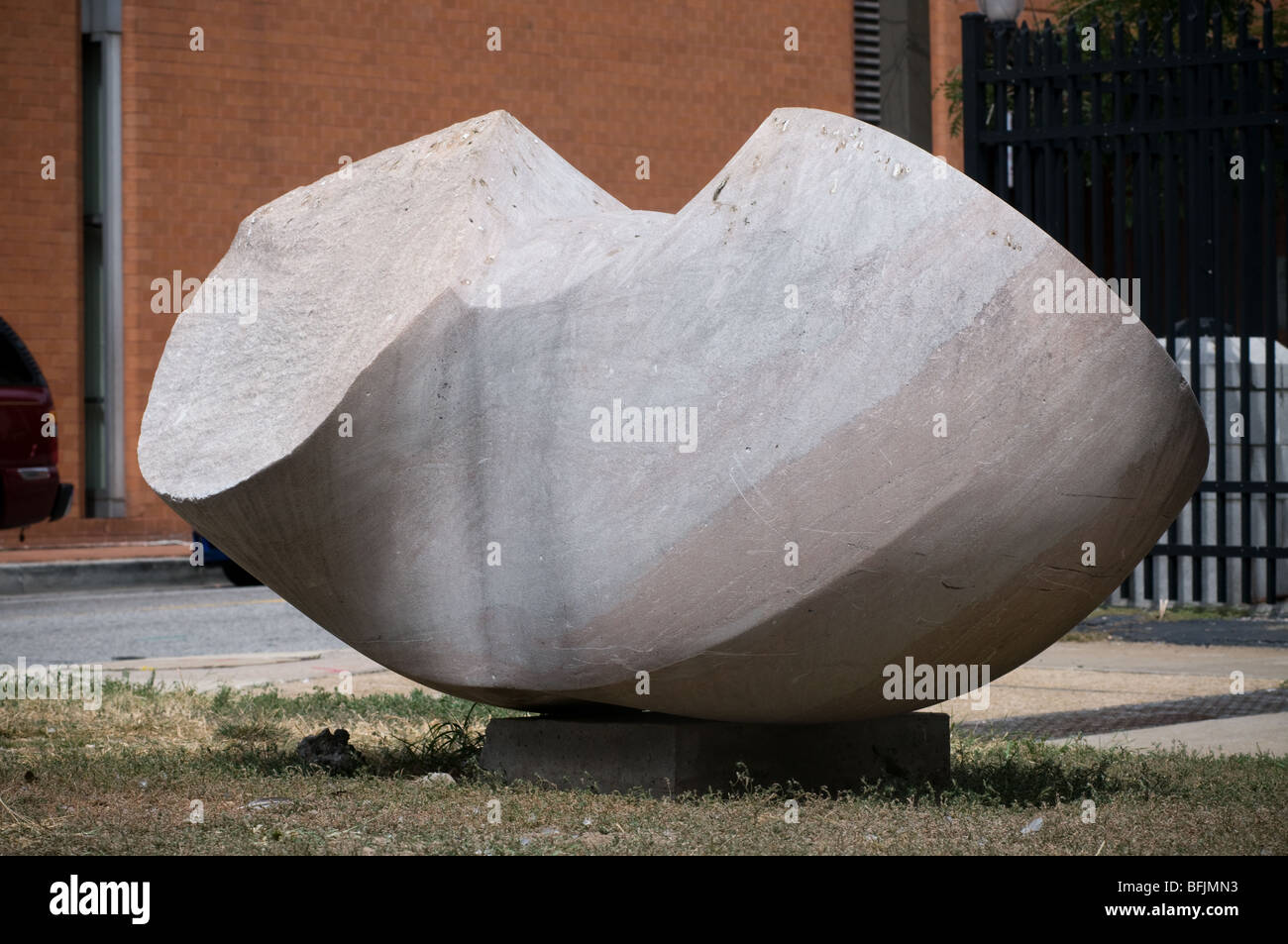 Skulptur in Baltimore Untitled von Hiroshi Mikami-1977 – Commerce Street Park – Commerce und Lombard Stockfoto