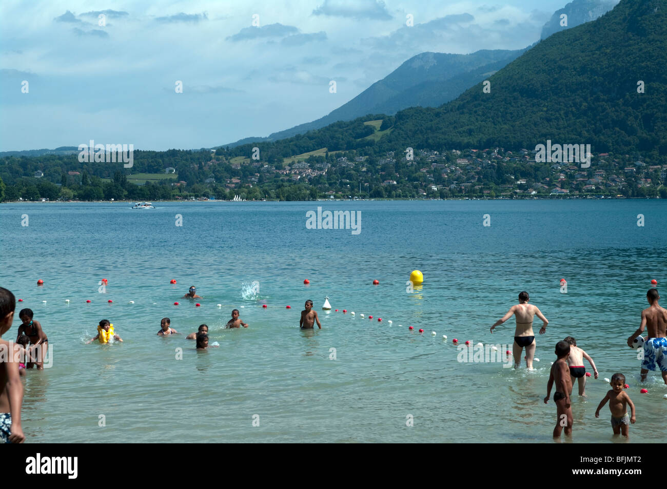 Badegäste und Schwimmer im Lac d ' Annecy Stockfoto