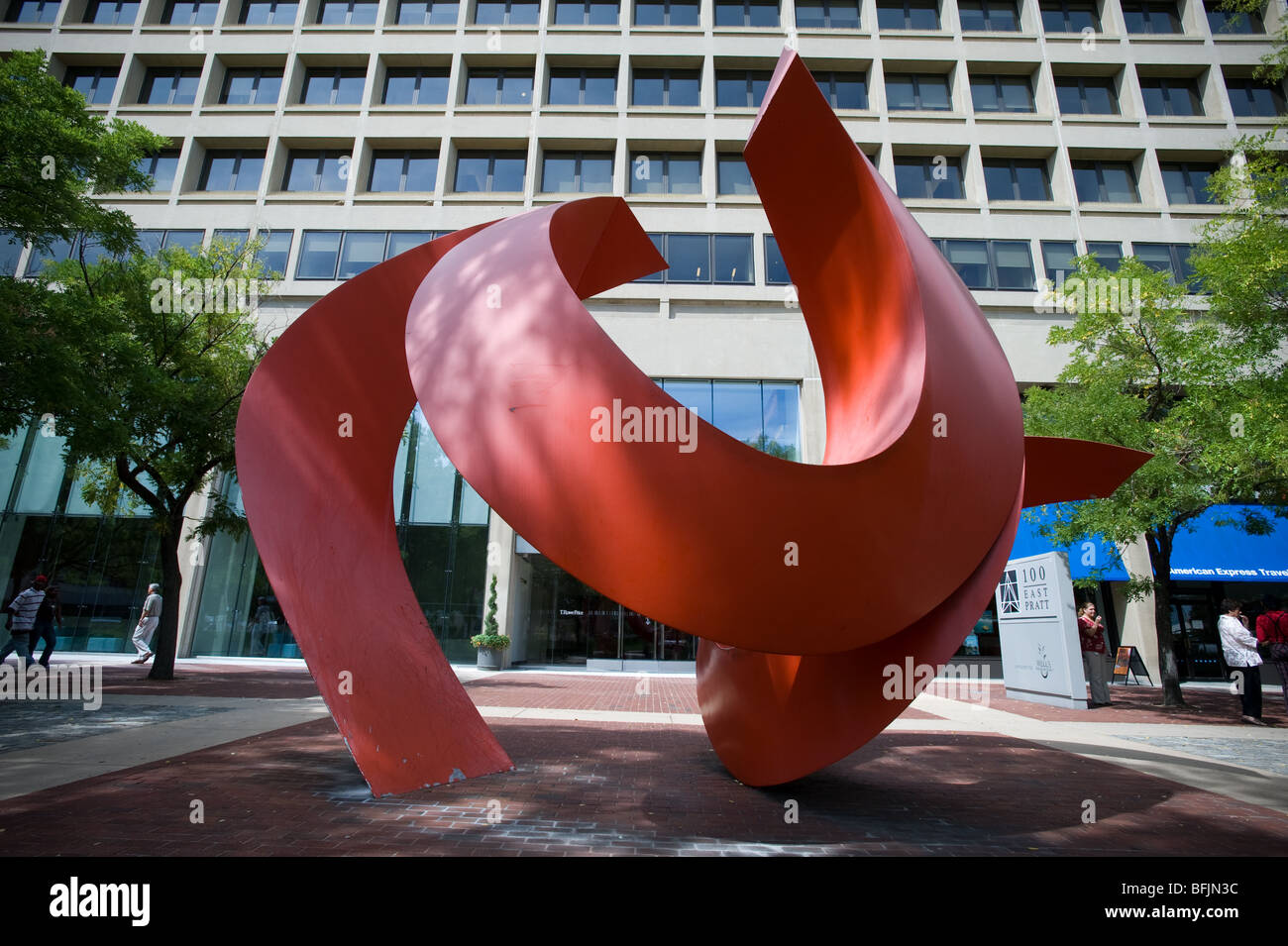 Skulptur in Baltimore lebhaft rot von Mary Ann Mears – vor IBM-Gebäude Stockfoto