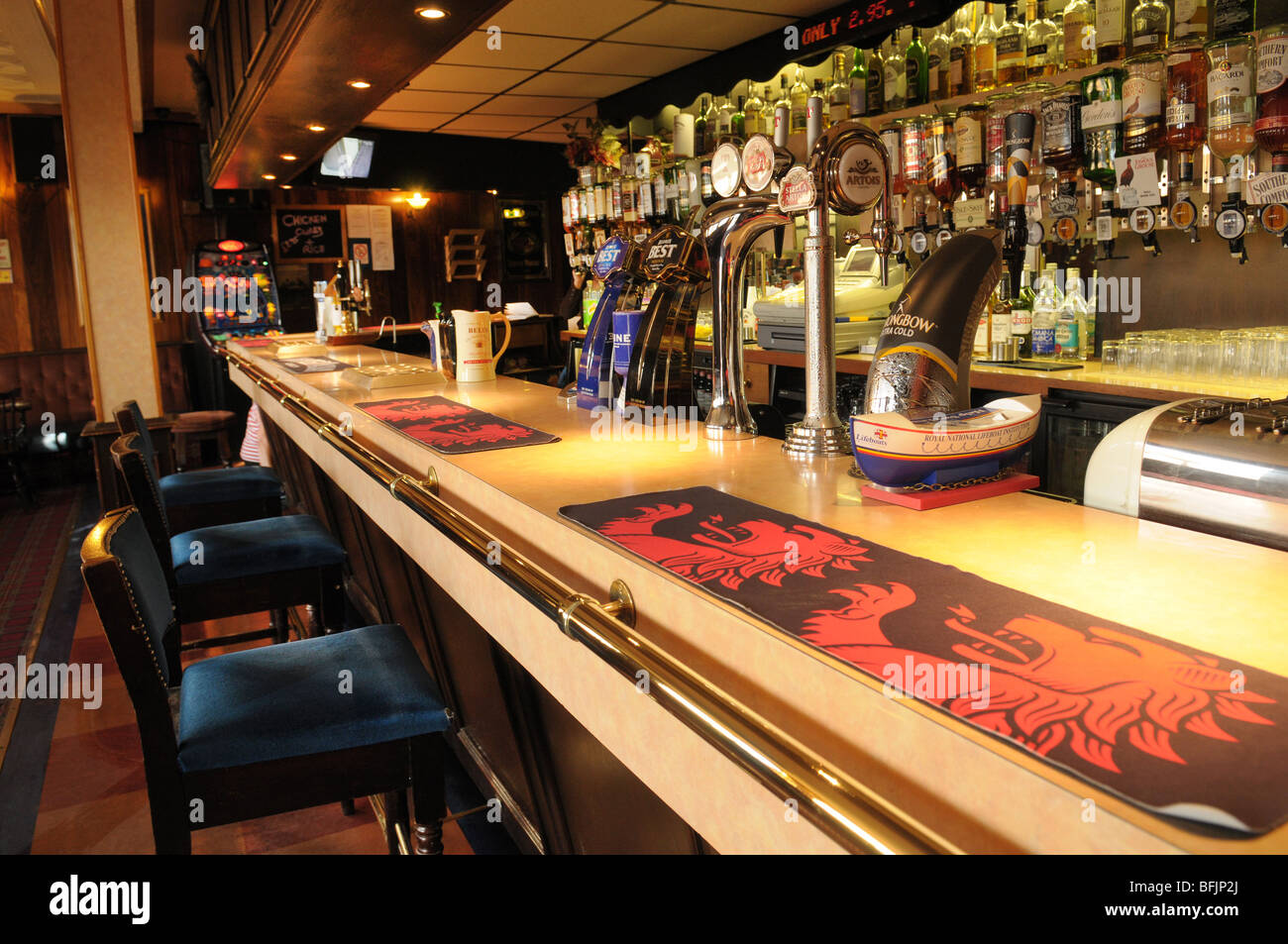 Eine typische Bar in einem britischen Pub Stockfoto