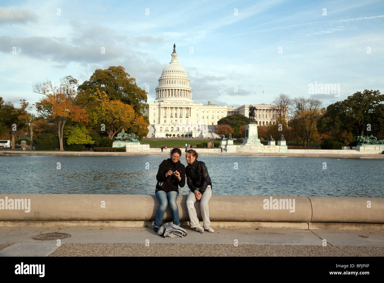 Zwei junge Touristen schauen Sie sich Fotos vor dem Kapitol, Washington DC, USA Stockfoto