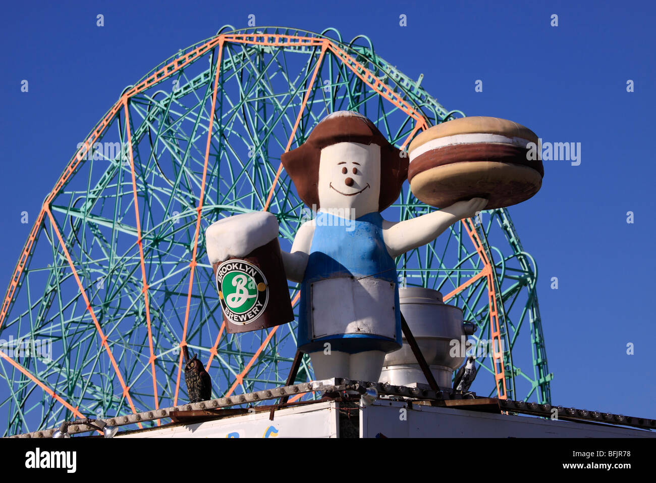 Snack-Bar-Maskottchen und die berühmten Wonder Wheel, Coney Island, Brooklyn, NY Stockfoto