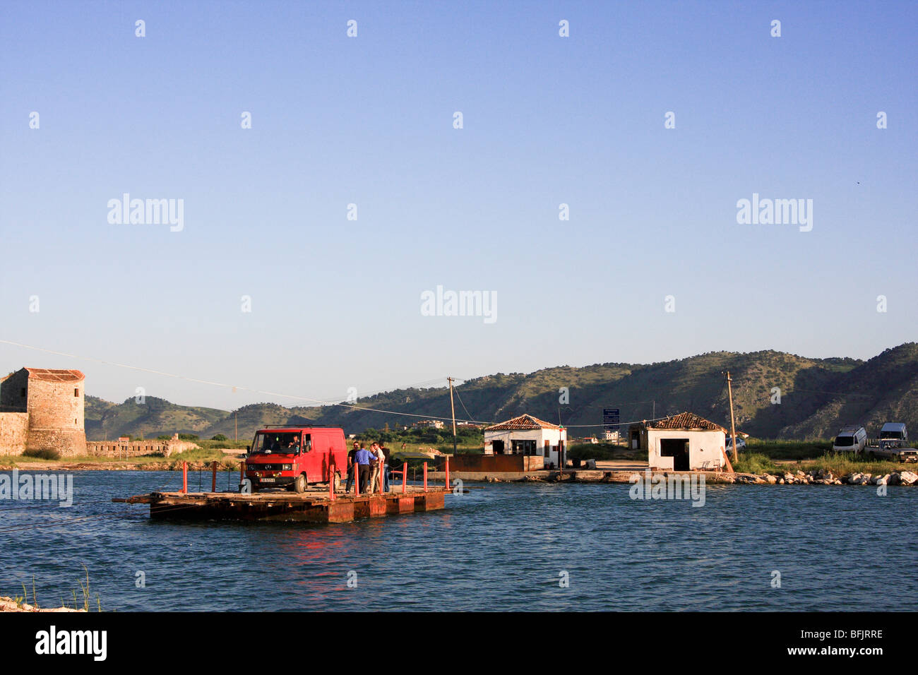 Albanien, Himara, A Fähre transportiert ein Auto Stockfoto