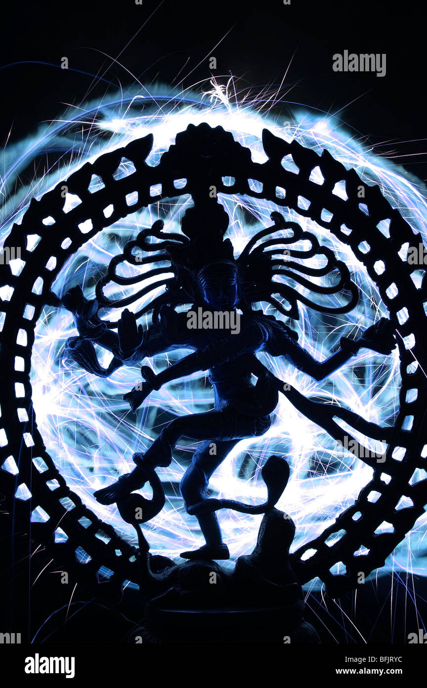 Lord Shiva Statue, Nataraja, vor einem blauen funkelnden kosmische Muster tanzen Stockfoto