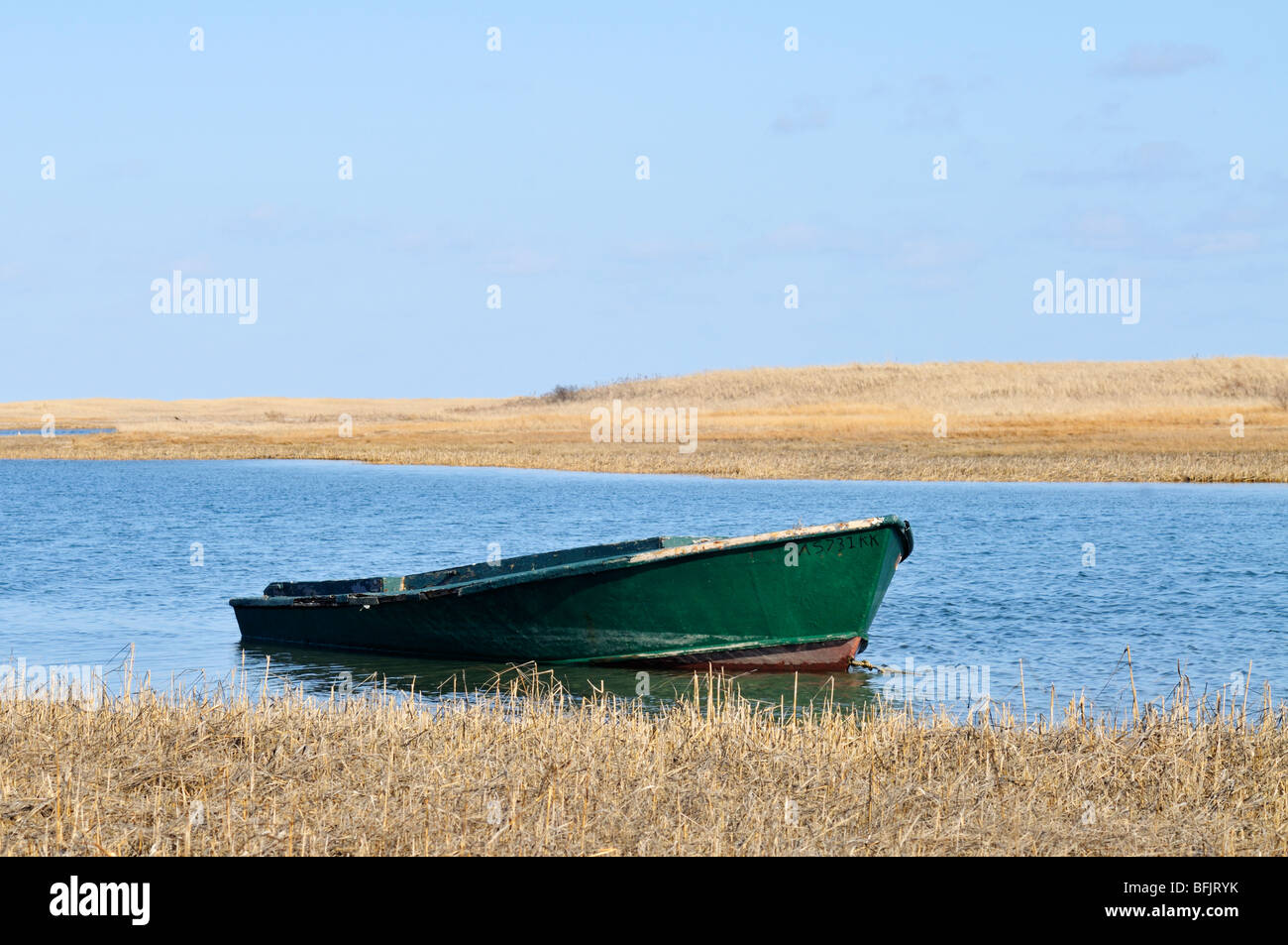 Chatham Cape Cod malerisch mit alten grünen Holzboot, Strandhafer, Wasser und Dünen, USA. Stockfoto