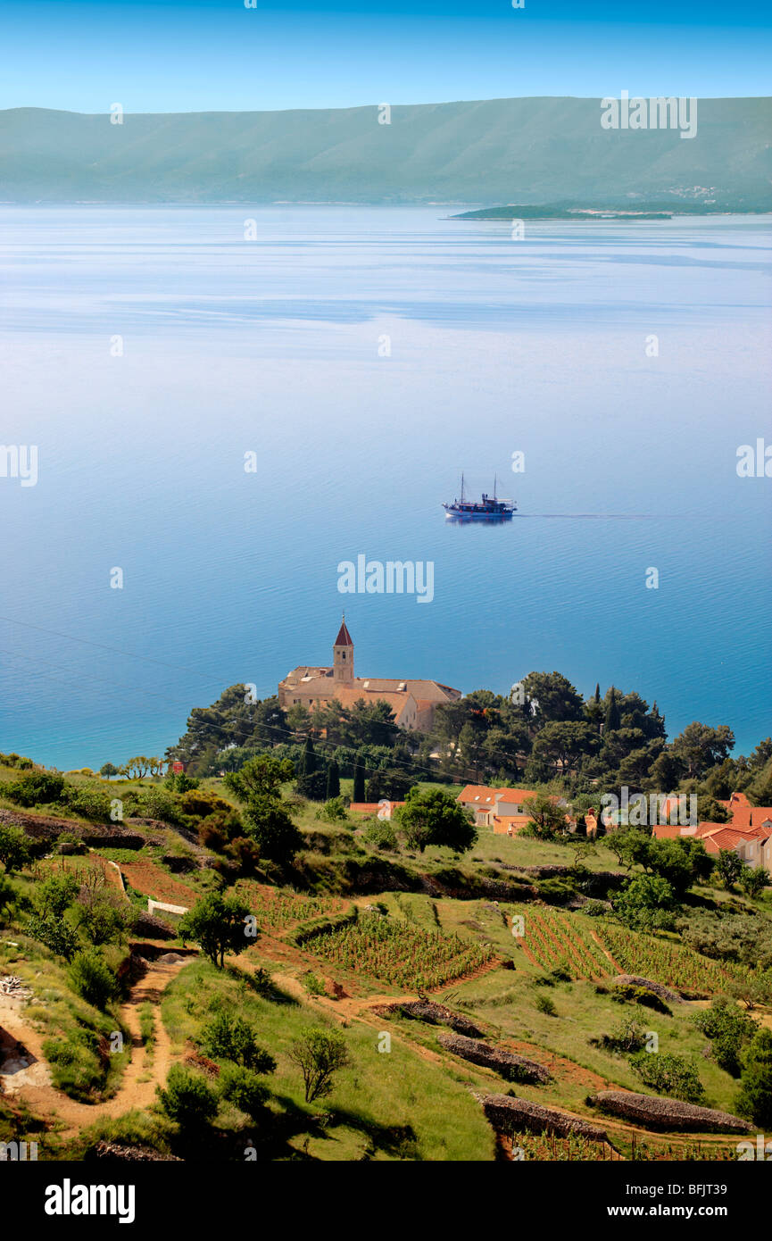 Blick auf Bol und seine Weinberge mit Blick auf die Insel Hvar, Insel Brac, Kroatien Stockfoto