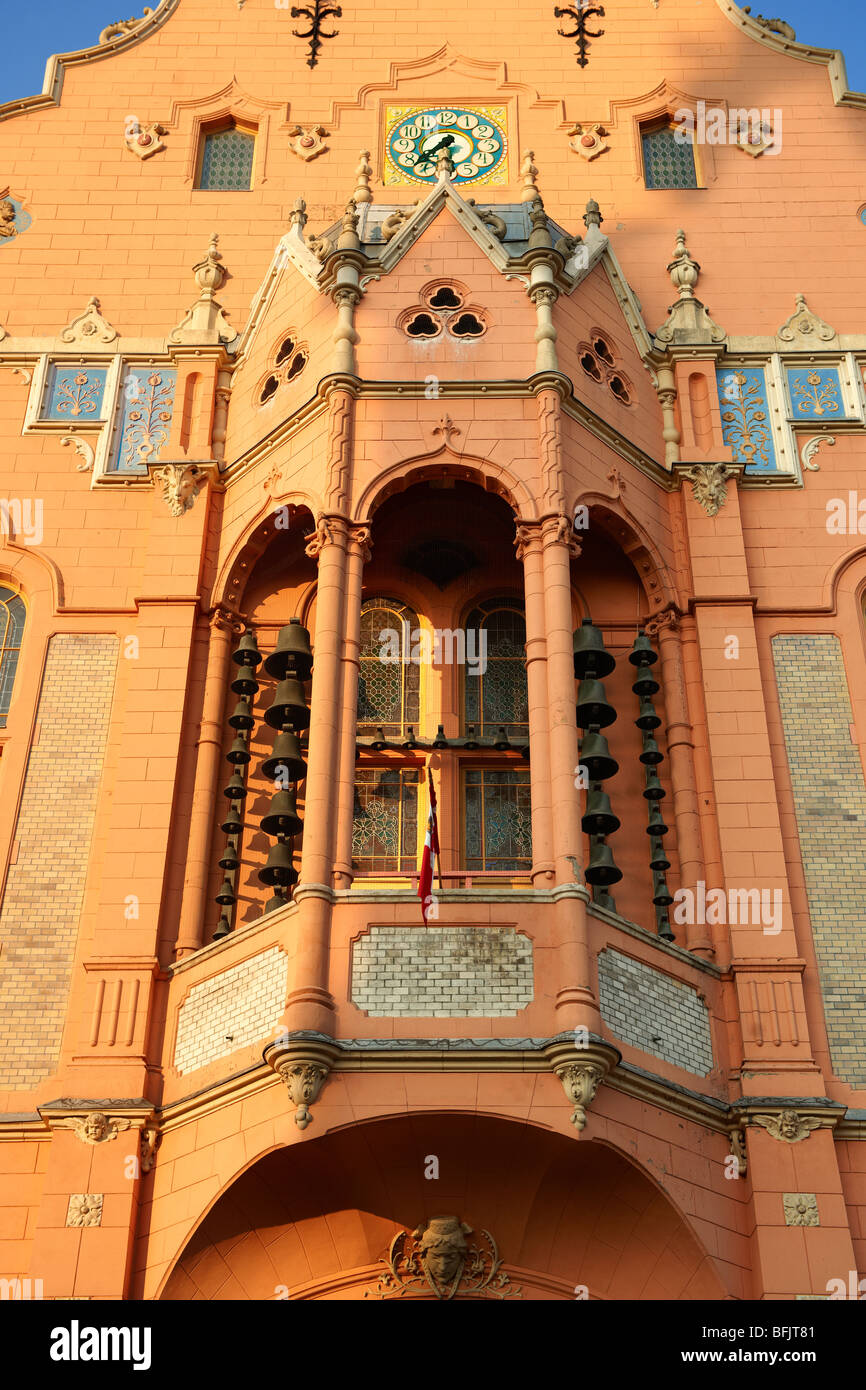 Glockenturm des Rathauses Jugendstil (Sezession) entworfen von Lechner d n mit Zolnay Fliesen, Ungarn Kecskem t Stockfoto