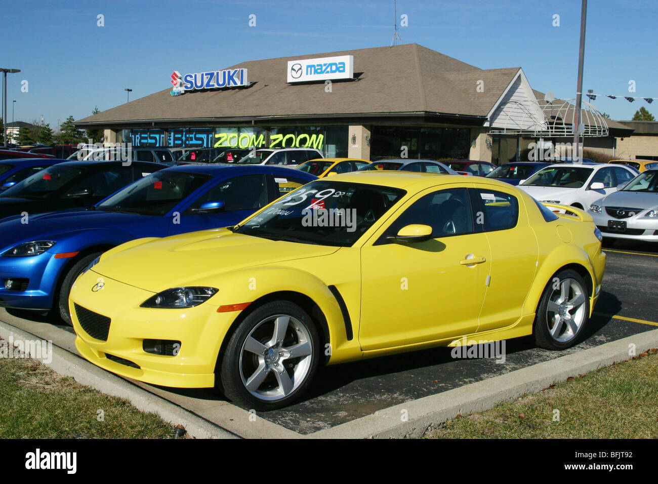 2004 gelb Mazda am neuen Auto Verkauf viel Stockfoto