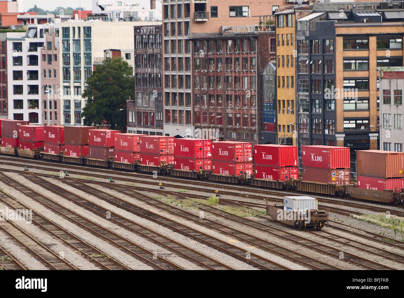 Luftfracht-Container auf Schienenfahrzeugen, Vancouver, Kanada. Stockfoto