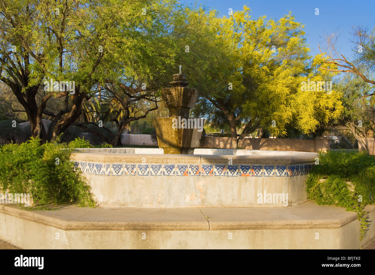 Hof & Brunnen, St. Philip in der Hügel Kirche, Tucson, Pima County, Arizona, USA (Architekt Josias Joesler) Stockfoto