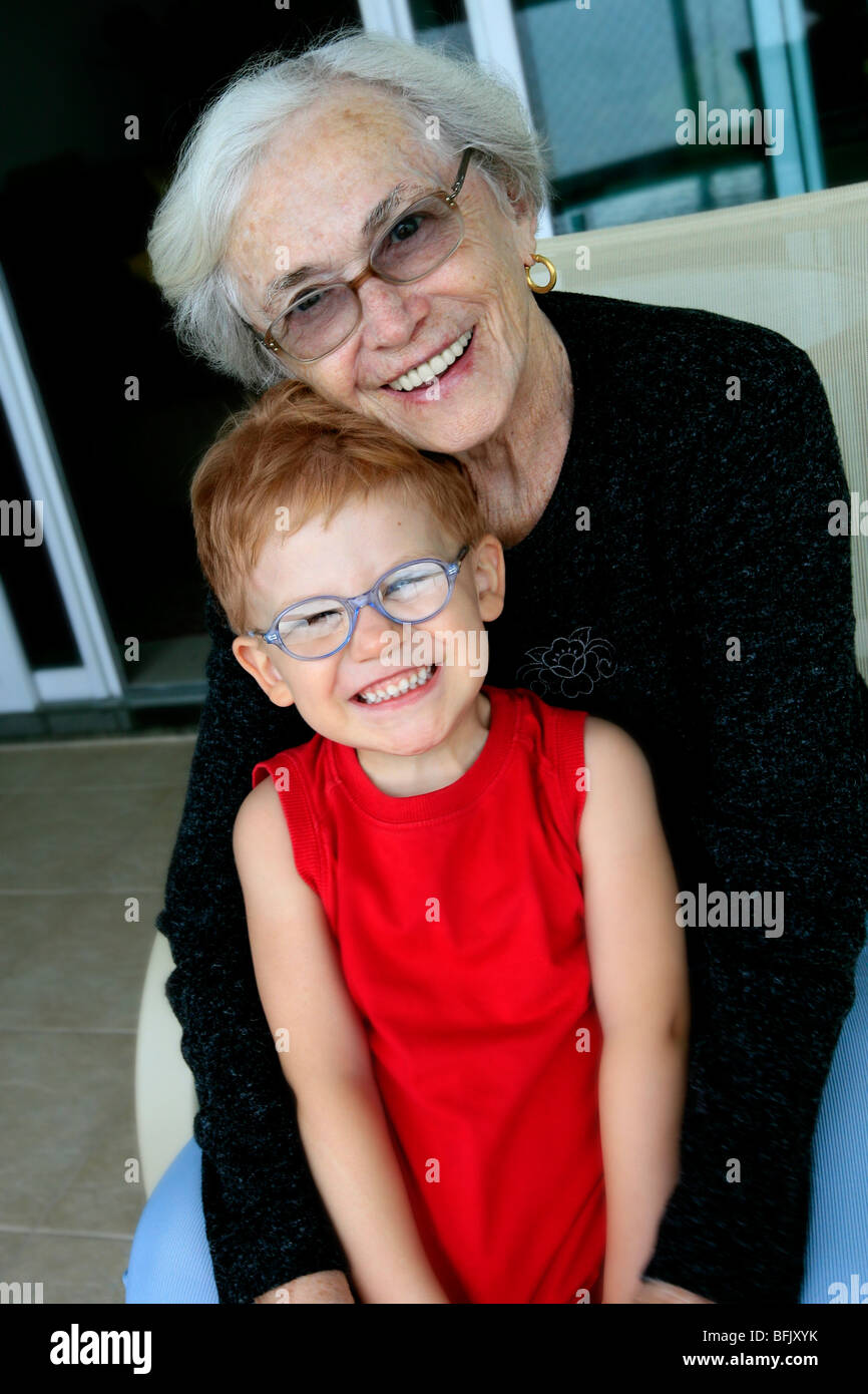 Porträt der Großmutter und Enkeltochter, Brasilien. Stockfoto