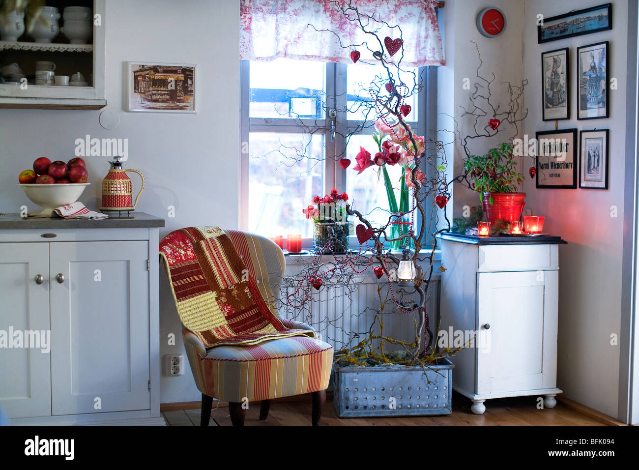Weihnachtsschmuck in einem Raum, Schweden. Stockfoto