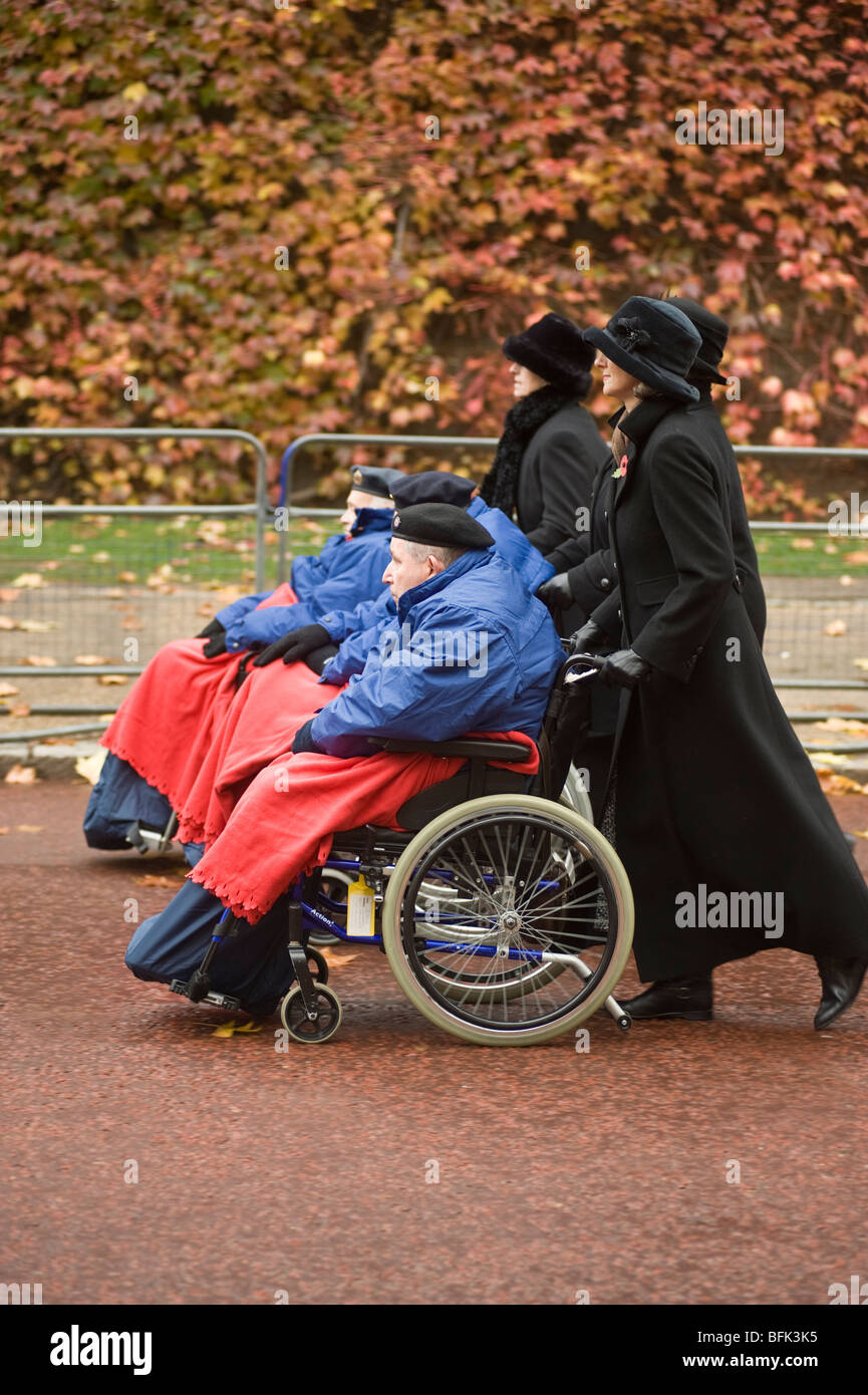 behinderte Kriegsveteranen und alte Soldaten im Rollstuhl am Remembrance Day Parade London UK Stockfoto