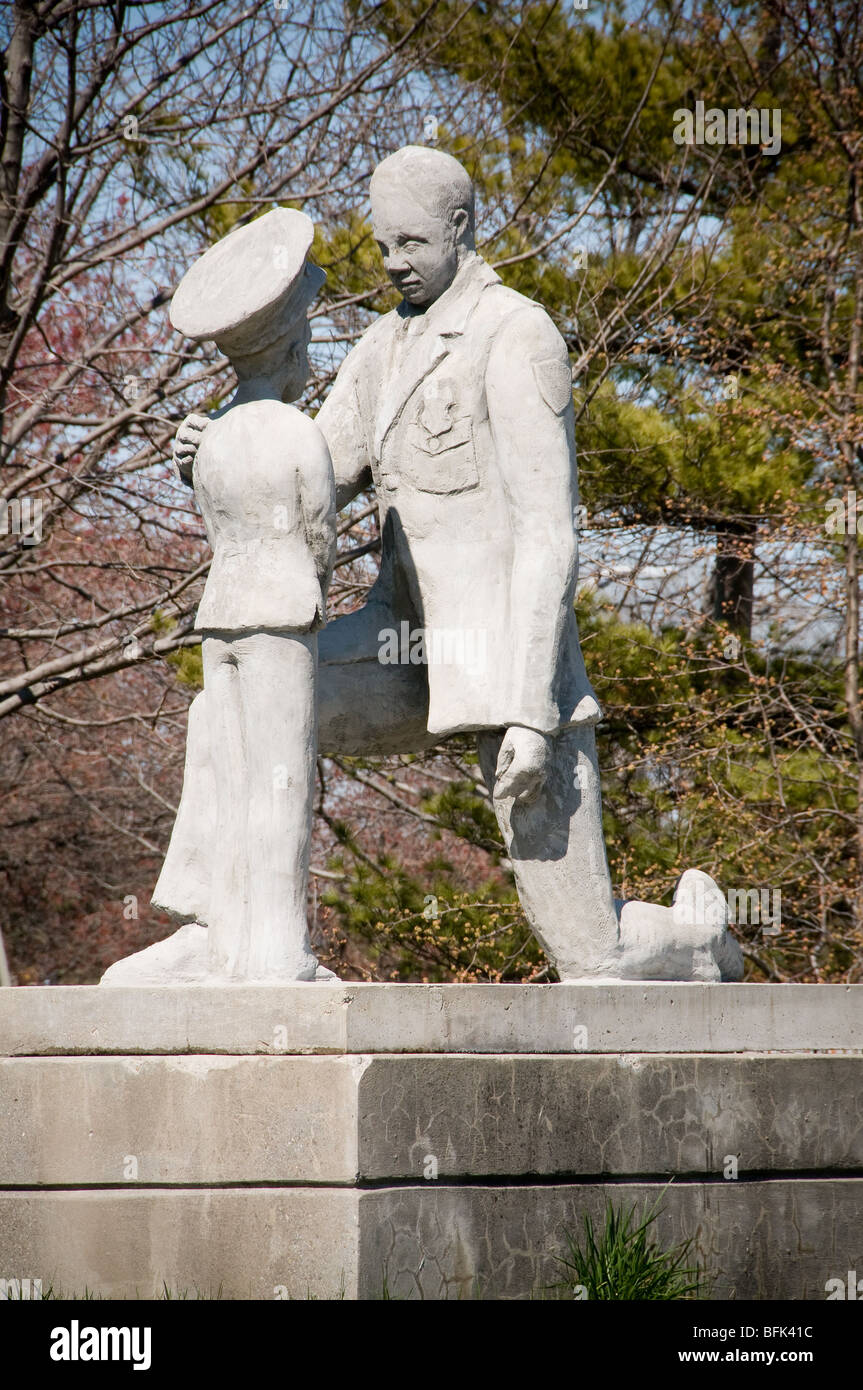 Skulptur in Baltimore Untitled (zwei Zahlen) von Ronald Anderson – 1986 – Southern District Police St. – 10 Cherry Hill Road Stockfoto