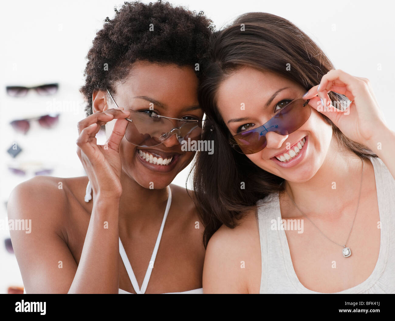 Freunde für Sonnenbrillen shopping Stockfoto