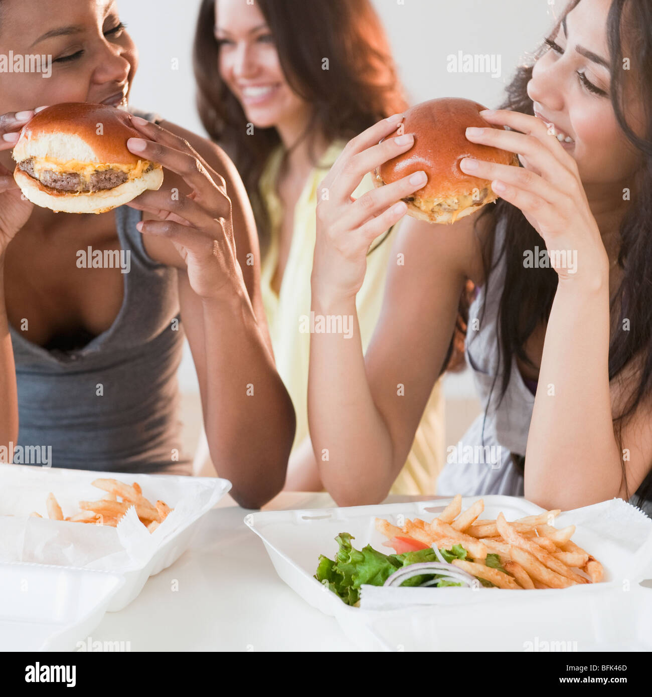 Freunde, Essen zum Mitnehmen Hamburger und Pommes frites Stockfoto