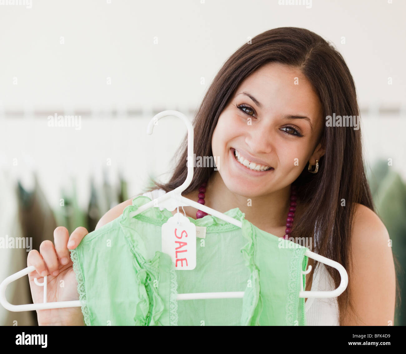 Gemischte Rassen Frau einkaufen in Bekleidungsgeschäft Stockfoto