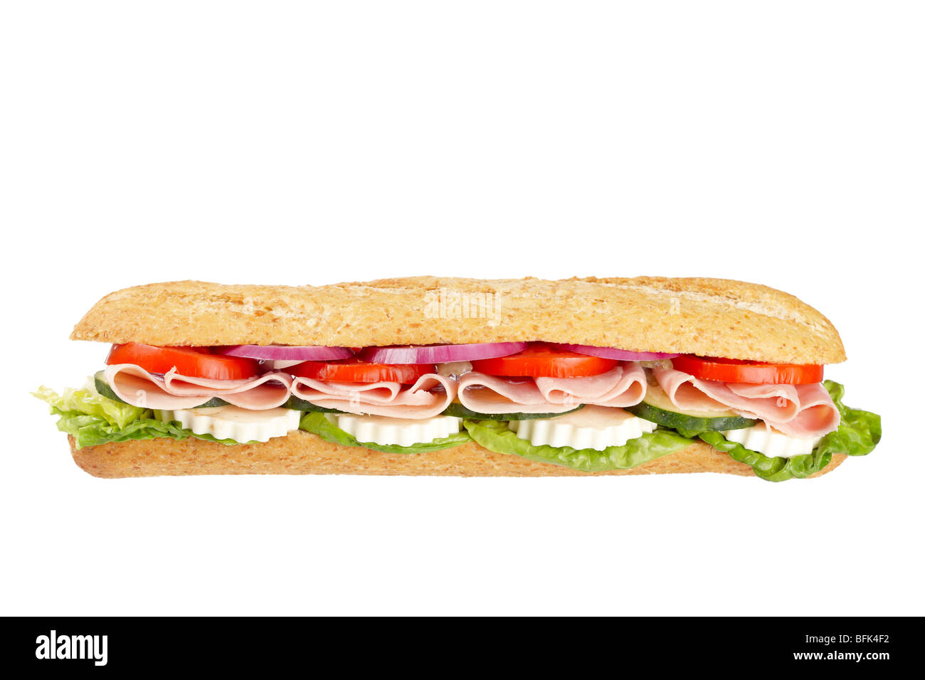 Ein Baguette-Sandwich mit Schinken, Zwiebel, Salat, Tomaten und Käse. Geringe Schärfentiefe Stockfoto