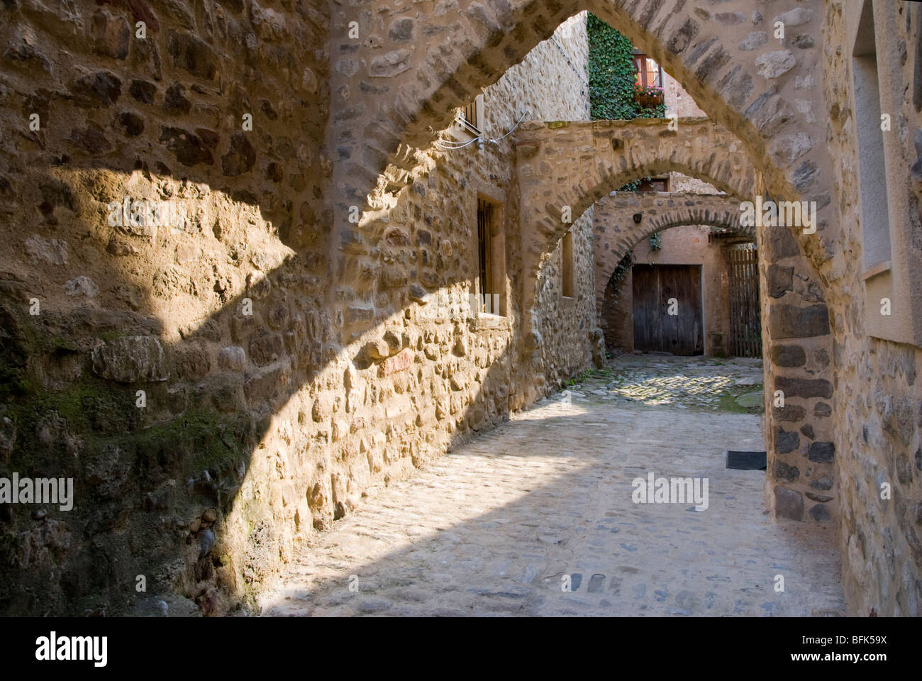 Gewölbte Strasse, Besalú. La Garrotxa. Provinz Girona. Katalonien. Spanien. Stockfoto