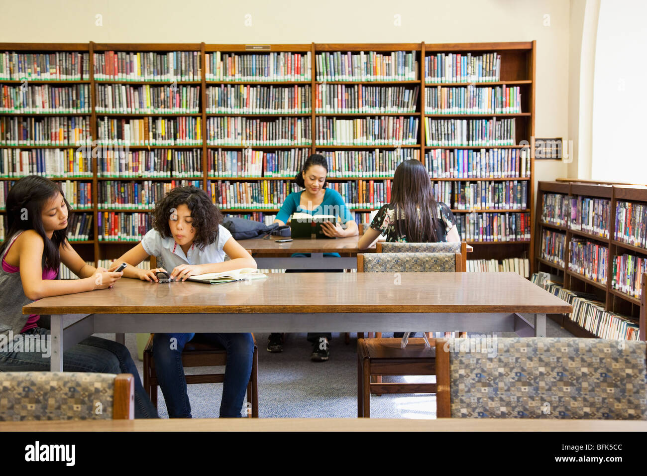 Menschen lesen von Büchern in der Bibliothek Stockfoto