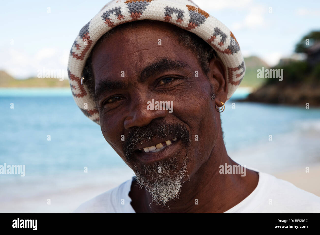 Schwarzer Mann von Antigua arbeiten auf Ffryes Bay, West Indies, Karibik Stockfoto